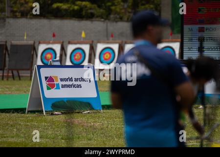 Medellin, Kolumbien. April 2024. Bogenschützen nehmen am 7. April 2024 am Panamerikanischen Bogenschießen-Wettbewerb in Medellin, Kolumbien, Teil, der einen Platz bei den Olympischen Spielen 2024 einräumt. Foto: Camilo Moreno/Long Visual Press Credit: Long Visual Press/Alamy Live News Stockfoto