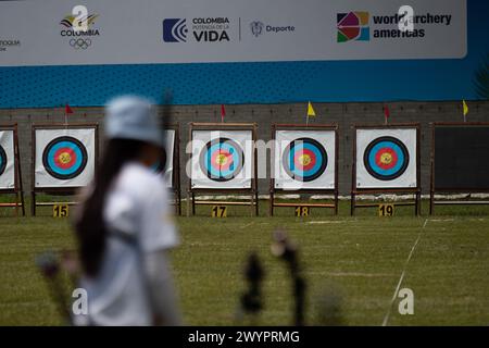 Medellin, Kolumbien. April 2024. Bogenschützen nehmen am 7. April 2024 am Panamerikanischen Bogenschießen-Wettbewerb in Medellin, Kolumbien, Teil, der einen Platz bei den Olympischen Spielen 2024 einräumt. Foto: Camilo Moreno/Long Visual Press Credit: Long Visual Press/Alamy Live News Stockfoto