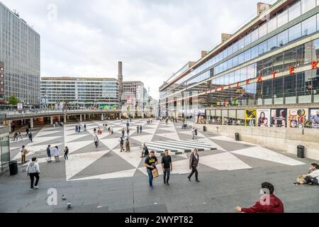 STOCKHOLM, SCHWEDEN - 11. JUNI 2022: Stadttheater Stockholm und Stadtkunstzentrum, Schwedisch: Kulturhuset Stadsteatern, riesiges Glasgebäude auf dem Hauptplatz in Stockholm, Schweden Stockfoto