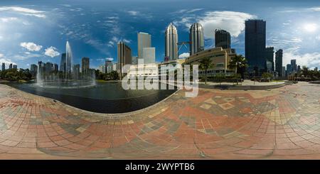 Petronas Twin Towers Panorama, Kuala Lumpur Central Park KLCC - 6. September 2022. Malaysia. VR 360. Stockfoto