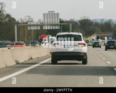 Frankreich – 20. März 2024: Rückansicht des Skoda Caroq SUV, der den belebten Verkehr auf einer französischen Autobahn steuert und seine Leistung und Anpassungsfähigkeit unter Beweis stellt Stockfoto