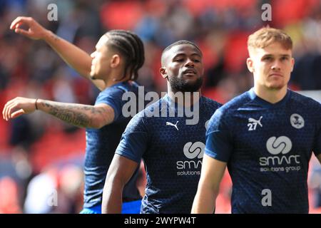 London, Großbritannien. April 2024. David Ajiboye von Peterborough United wärmte sich vor dem Auftakt beim EFL Trophy Final zwischen Peterborough United und Wycombe Wanderers im Wembley Stadium, London, England am 7. April 2024 auf. Foto von Carlton Myrie. Nur redaktionelle Verwendung, Lizenz für kommerzielle Nutzung erforderlich. Keine Verwendung bei Wetten, Spielen oder Publikationen eines einzelnen Clubs/einer Liga/eines Spielers. Quelle: UK Sports Pics Ltd/Alamy Live News Stockfoto