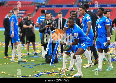 London, Großbritannien. April 2024. David Ajiboye von Peterborough United feiert mit der Trophäe während des EFL Trophy Final zwischen Peterborough United und Wycombe Wanderers am 7. April 2024 im Wembley Stadium in London. Foto von Carlton Myrie. Nur redaktionelle Verwendung, Lizenz für kommerzielle Nutzung erforderlich. Keine Verwendung bei Wetten, Spielen oder Publikationen eines einzelnen Clubs/einer Liga/eines Spielers. Quelle: UK Sports Pics Ltd/Alamy Live News Stockfoto