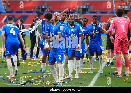 London, Großbritannien. April 2024. Jadel Katongo von Peterborough United feiert mit der Trophäe während des EFL Trophy Final zwischen Peterborough United und Wycombe Wanderers am 7. April 2024 im Wembley Stadium in London. Foto von Carlton Myrie. Nur redaktionelle Verwendung, Lizenz für kommerzielle Nutzung erforderlich. Keine Verwendung bei Wetten, Spielen oder Publikationen eines einzelnen Clubs/einer Liga/eines Spielers. Quelle: UK Sports Pics Ltd/Alamy Live News Stockfoto