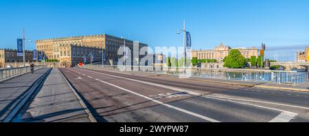 Ein ruhiger Blick auf das Parlamentsgebäude und den Königspalast in Stockholm, Schweden, im Morgensonnenlicht mit klarem blauem Himmel, von einer leeren Brücke aus gesehen. Stockfoto