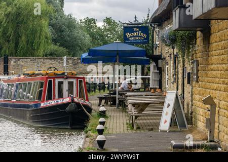 Indianerhäuptling mit Schmalboot vor dem Boat Inn am Grand Union Kanal in Stoke Bruerne, Northamptonshire, Großbritannien Stockfoto