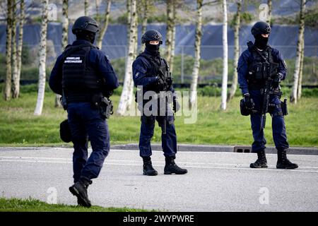 BADHOEVEDORP - Sicherheit im Justizkomplex Schiphol vor der ersten Vorverhandlung in der Berufung zum Liquidationsverfahren in Marengo. Von den 17 Verdächtigen, die vor Gericht gestellt wurden, wurden 14 angefochten. Dazu gehören die drei mit lebenslanger Haftstrafe, darunter Ridouan Taghi und der Hauptzeuge Nabil B. ANP RAMON VAN FLYMEN netherlands Out - belgien Out Stockfoto