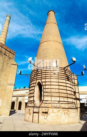 Backofen aus Steingut mit Schornstein für die Fliesenherstellung im Andalusischen Museum für Zeitgenössische Kunst in der ehemaligen Keramikfabrik und Kartause Stockfoto