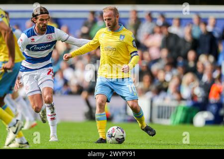 London, Großbritannien. April 2024. Sheffield Wednesday Mittelfeldspieler Barry Bannan (10) in Aktion Queens Park Rangers Mittelfeldspieler Lucas Andersen (25) während des Queens Park Rangers FC gegen Sheffield Wednesday FC im MATRADE Loftus Road Stadium, London, England, Vereinigtes Königreich am 6. April 2024 Credit: Every Second Media/Alamy Live News Stockfoto