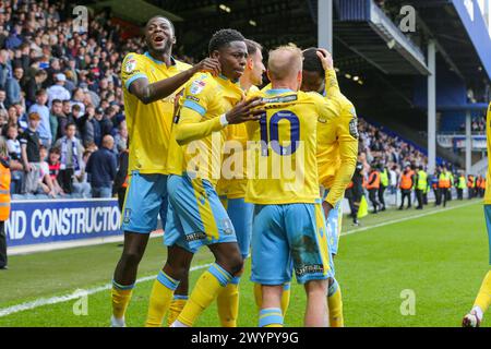 London, Großbritannien. April 2024. Sheffield Wednesday Stürmer Anthony Musaba (45) erzielt ein TOR 0-2 und feiert Sheffield Wednesday Verteidiger Dominic Iorfa (6) Sheffield Wednesday Mittelfeldspieler Barry Bannan (10) Sheffield Wednesday Stürmer Djeidi Gassama (41) während des Queens Park Rangers FC gegen Sheffield Wednesday FC im MATRADE Loftus Road Stadium, London, England, England, England, Großbritannien am 6. April 2024 Credit: Every Second Media/Alamy Live News Stockfoto