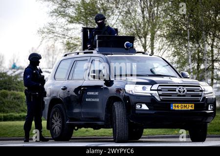 BADHOEVEDORP - Sicherheit im Justizkomplex Schiphol vor der ersten Vorverhandlung in der Berufung zum Liquidationsverfahren in Marengo. Von den 17 Verdächtigen, die vor Gericht gestellt wurden, wurden 14 angefochten. Dazu gehören die drei mit lebenslanger Haftstrafe, darunter Ridouan Taghi und der Hauptzeuge Nabil B. ANP RAMON VAN FLYMEN netherlands Out - belgien Out Stockfoto