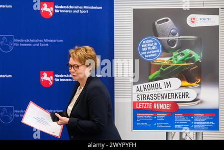 Hannover, Deutschland. April 2024. Die niedersächsische Innenministerin Daniela Behrens (SPD) kommt zu einer Pressekonferenz und steht neben einem Poster zum Thema "Alkohol im Straßenverkehr". Das niedersächsische Innenministerium hat die Unfallstatistik der Polizei für 2023 vorgelegt. Quelle: Julian Stratenschulte/dpa/Alamy Live News Stockfoto