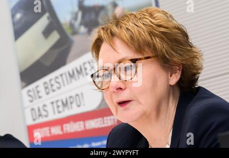 Hannover, Deutschland. April 2024. Die niedersächsische Innenministerin Daniela Behrens (SPD) spricht auf einer Pressekonferenz neben einem Poster zum Thema Geschwindigkeitssteigerung im Straßenverkehr. Das niedersächsische Innenministerium hat die Unfallstatistik der Polizei für 2023 vorgelegt. Quelle: Julian Stratenschulte/dpa/Alamy Live News Stockfoto