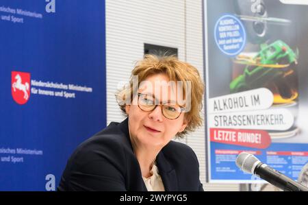 Hannover, Deutschland. April 2024. Die niedersächsische Innenministerin Daniela Behrens (SPD) spricht auf einer Pressekonferenz neben einem Poster zum Thema "Alkohol im Straßenverkehr". Das niedersächsische Innenministerium hat die Unfallstatistik der Polizei für 2023 vorgelegt. Quelle: Julian Stratenschulte/dpa/Alamy Live News Stockfoto