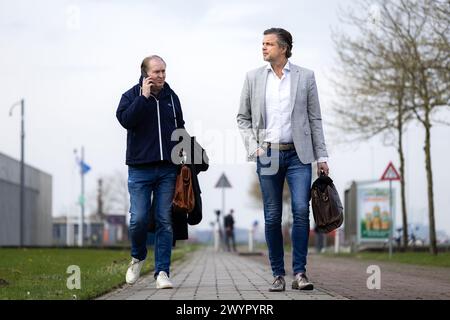 BADHOEVEDORP - Rechtsanwalt Robert van t Land (r) kommt wegen des Urteils im Strafverfahren von Marengo vor das extra sichere Gericht. Von den 17 Verdächtigen, die vor Gericht gestellt wurden, wurden 14 angefochten. Dazu gehören die drei mit lebenslanger Haftstrafe, darunter Ridouan Taghi und der Hauptzeuge Nabil B. ANP RAMON VAN FLYMEN netherlands Out - belgien Out Stockfoto