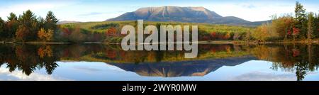 Ein Panoramablick auf den Berg Katahdin, der sich im Fluss in Maine spiegelt. Stockfoto