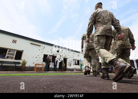 Kigali, Ruanda. April 2024. Belgisches Militärpersonal, das bei einer Gedenkfeier im Camp Kigali, dem belgischen Friedenssicherungsdenkmal in Kigali, Ruanda, am Montag, den 8. April 2024, abgebildet wurde. Belgische Minister und Vertreter der Familien nehmen an der Gedenkfeier zum 30. Jahrestag des Völkermordes an den Tutsi und der Ermordung von zehn belgischen Fallschirmjägern Teil. BELGA FOTO BENOIT DOPPAGNE Credit: Belga News Agency/Alamy Live News Stockfoto