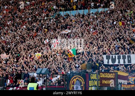 Rom, Italien. April 2024. Sypporter von AS Roma während des Serie A TIM Spiels zwischen AS Roma und SS Lazio am 6. April 2024 im Stadio Olimpico in Rom, Italien. Quelle: Giuseppe Maffia/Alamy Live News Stockfoto