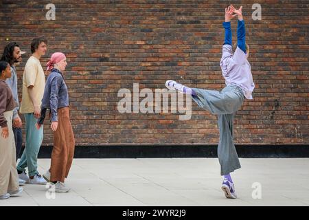 Ockham's Razor Theatre and Dance Company zeitgenössische Aufführung aus ihrer „öffentlichen“ Show, Fotoruf auf einem Dach in London, Großbritannien Stockfoto