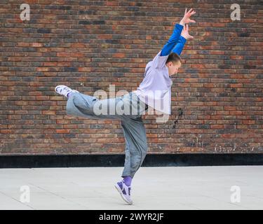 Ockham's Razor Theatre and Dance Company zeitgenössische Aufführung aus ihrer „öffentlichen“ Show, Fotoruf auf einem Dach in London, Großbritannien Stockfoto