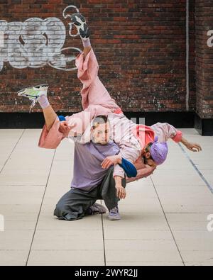 Ockham's Razor Theatre and Dance Company zeitgenössische Aufführung aus ihrer „öffentlichen“ Show, Fotoruf auf einem Dach in London, Großbritannien Stockfoto