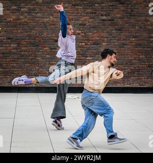 Ockham's Razor Theatre and Dance Company zeitgenössische Aufführung aus ihrer „öffentlichen“ Show, Fotoruf auf einem Dach in London, Großbritannien Stockfoto