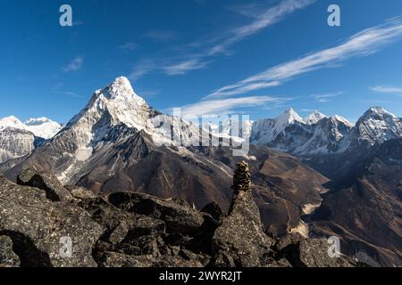 Paonramischer Blick auf den Gipfel Ama Dablam vom Aussichtspunkt Tangboche auf 5000 m Höhe im Himalaya in Nepal im Winter Stockfoto