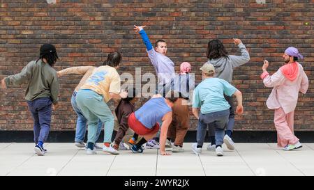 Ockham's Razor Theatre and Dance Company zeitgenössische Aufführung aus ihrer „öffentlichen“ Show, Fotoruf auf einem Dach in London, Großbritannien Stockfoto