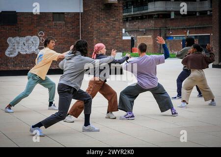 Ockham's Razor Theatre and Dance Company zeitgenössische Aufführung aus ihrer „öffentlichen“ Show, Fotoruf auf einem Dach in London, Großbritannien Stockfoto