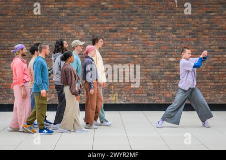 Ockham's Razor Theatre and Dance Company zeitgenössische Aufführung aus ihrer „öffentlichen“ Show, Fotoruf auf einem Dach in London, Großbritannien Stockfoto