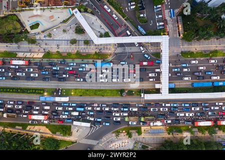 Jakarta, Indonesien: Blick von oben auf einen Stau entlang der Hauptstraße Jakartas im Geschäftsviertel der indonesischen Hauptstadt Stockfoto