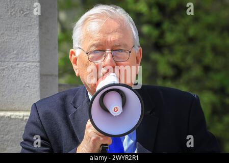 Sir Peter Bottomley, Parlamentsabgeordneter Worthing West, Konservative Partei, Vater des Hauses, sprach mit Megaphon bei der Verkleidungsproteste, London Stockfoto