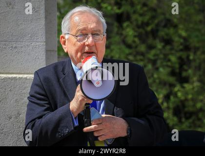 Sir Peter Bottomley, Parlamentsabgeordneter Worthing West, Konservative Partei, Vater des Hauses, sprach mit Megaphon bei der Verkleidungsproteste, London Stockfoto