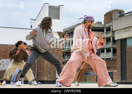 Ockham's Razor Theatre and Dance Company zeitgenössische Aufführung aus ihrer „öffentlichen“ Show, Fotoruf auf einem Dach in London, Großbritannien Stockfoto