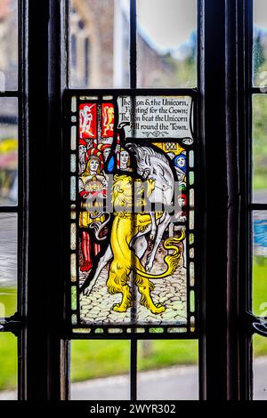 Lion and Unicorn Bleilichtfenster im Crown Pub in Chiddingfold, einem Dorf in Surrey, Südosten Englands Stockfoto