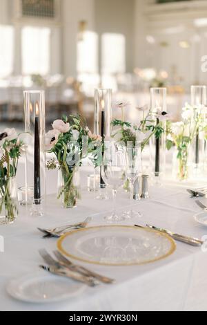 Luxuriöser Hochzeitstisch mit goldenen Akzenten und Blumen Stockfoto