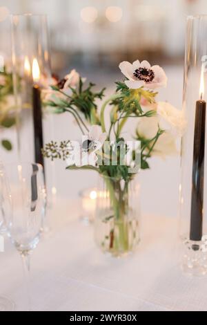 Intimes Ambiente für Hochzeitstisch mit Anemonen Stockfoto