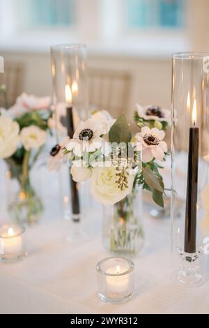 Eleganter Hochzeitstisch mit Kerzen und Anemonen Stockfoto