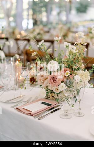 Schicker Hochzeitsempfang mit Blumenaufsatz Stockfoto