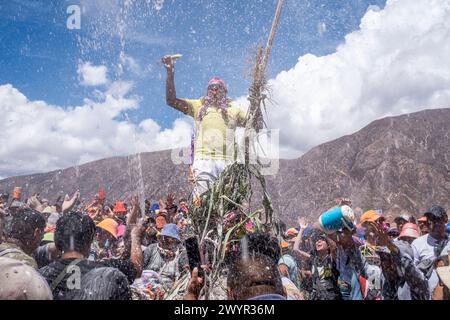 Während des jährlichen Karnevals in Maimara, Argentinien, wird die Menge von einem Einheimischen in Einem Mojon aufgeregt. Stockfoto
