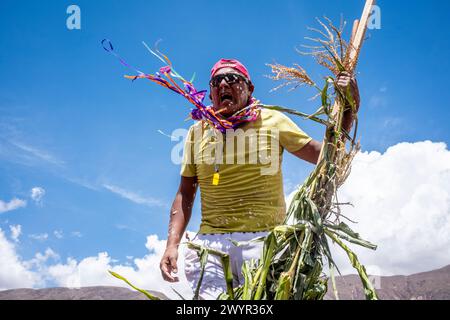 Während des jährlichen Karnevals in Maimara, Argentinien, wird die Menge von einem Einheimischen in Einem Mojon aufgeregt. Stockfoto