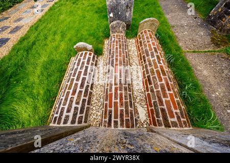 Seltene Ziegelsteingräber auf dem Friedhof der St. Mary's Church in Chiddingfold, einem Dorf in Surrey, Südosten Englands Stockfoto