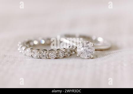 Nahaufnahme eleganter Eheringe Stockfoto
