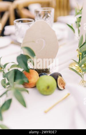 Schicke Hochzeitstisch-Nummer mit Obstakzenten Stockfoto