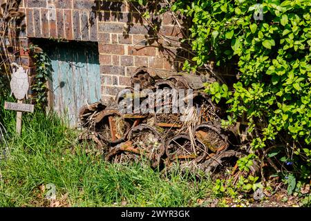 Ein Insektenhotel in Vann Garden in der Nähe von Hambledon, Surrey, Anfang Frühling Stockfoto
