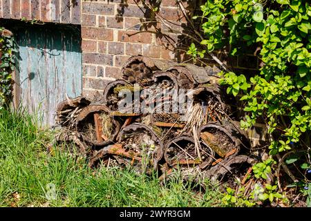 Ein Insektenhotel in Vann Garden in der Nähe von Hambledon, Surrey, Anfang Frühling Stockfoto