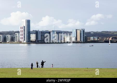 Die Cardiff Bay, „The Bay“, ist ein Süßwassersee, der entstand, als das Cardiff Bay Barrage an der Flussmündung der Flüsse Taff und Ely errichtet wurde Stockfoto