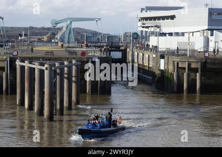 Das Cardiff Bay Barrage wurde an der Flussmündung der Flüsse Taff und Ely gebaut, um die Gezeitenbewegungen zu kontrollieren und einen permanenten Hochwassersee zu bilden Stockfoto