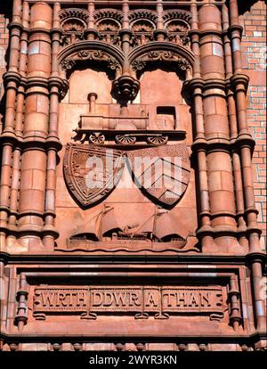 Wappen auf dem reich verzierten Pierhead Building, einem viktorianischen neogotischen Gebäude aus roten Backsteinen, das früher das Hauptquartier der Bute Dock Company war Stockfoto