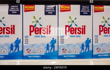 Nahaufnahme von Persil Non Bio Waschpulver-Paketen in einem Supermarktregal Stockfoto